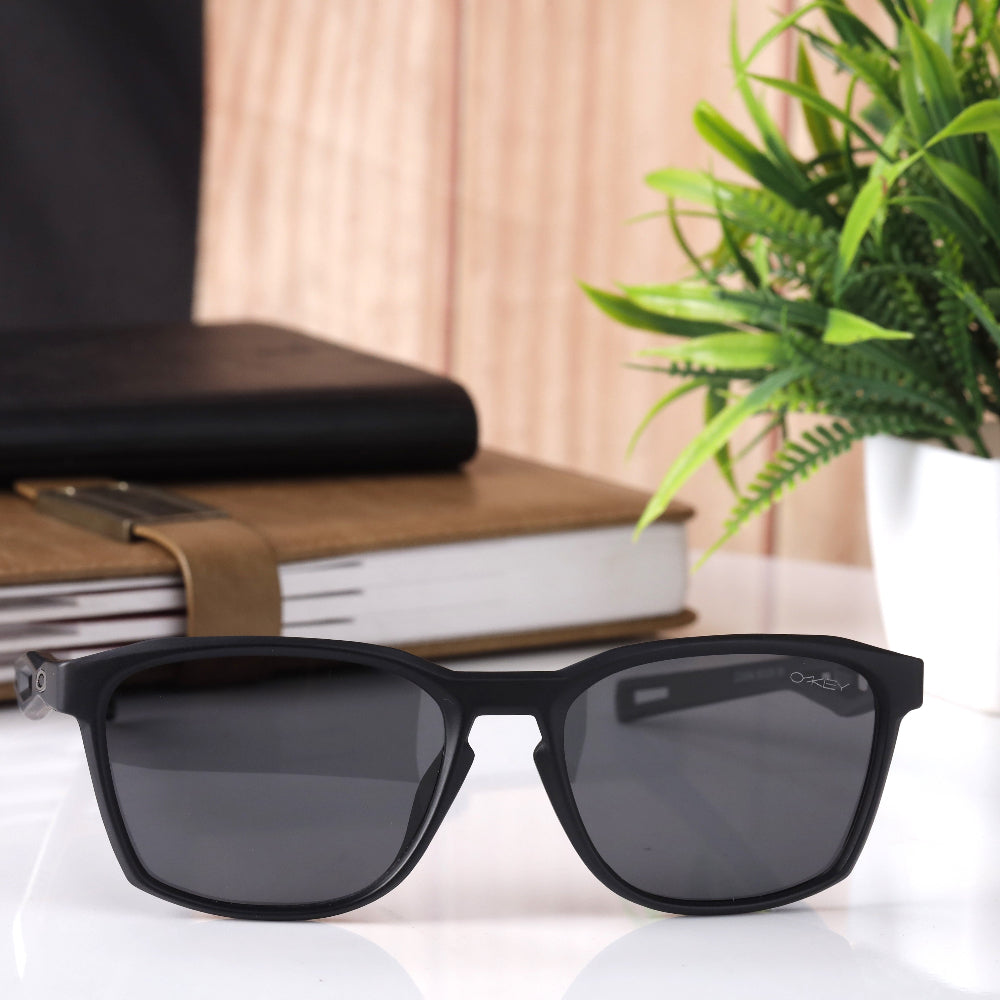 OX ZJ3364 sunglasses with bold black frame and black polarised UV 400 protected lenses. Unisex design, 55 mm size, reduces glare and suits all face shapes. Available now at JUO INDIA.